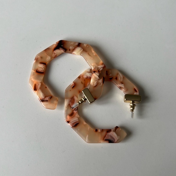 Tortoise patterned large flat hoop earrings - Picture 2 of 3